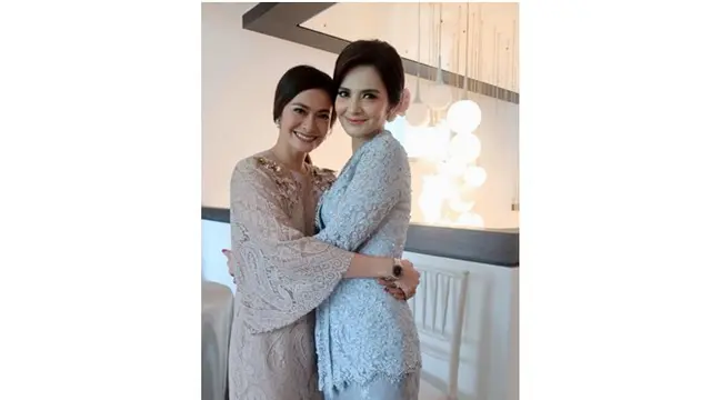 Momen saat Ersa Mayori memeluk Cut Tari ini mencuri perhatian. Keduanya pun terlihat bak saudara kembar.