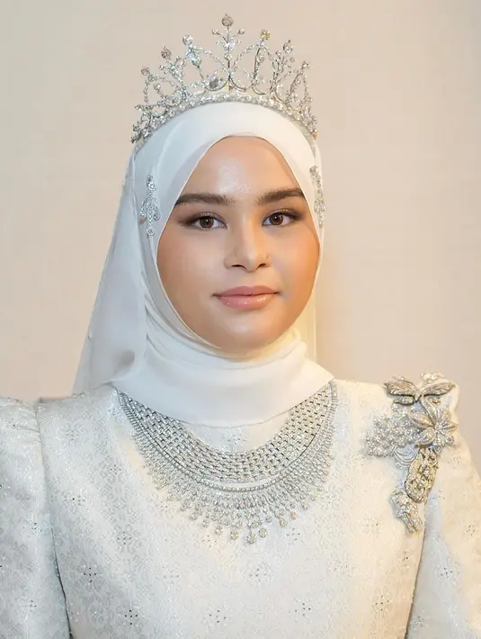 Saat Majlis Bertandang, sang puteri kembali dirias dengan natural makeup look. Pilihan rona nude brown memberi impresi elegan, namun tetap natural. Complexion yang menghasilkan luminous finish atau bercahaya menjadi highlight dalam look kali ini. [@rozlanassir].