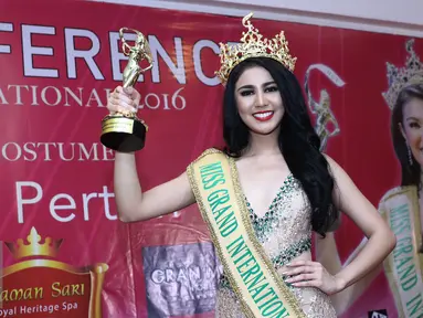 Miss Grand International 2016, Ariska Putri Pertiwi menunjukkan tropinya, Jakarta, Senin (21/11). Ariska sukses memenangkan dua penghargaan sekaligus di ajang Miss Grand International 2016 di Las Vegas. (Liputan6.com/Herman Zakharia)