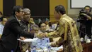 Menkumham Yasonna dan Wakil Menlu Abdurrahman Mohammad Fachir menerima draft rancangan Undang-Undang saat rapat kerja bersama Komisi I DPR di Kompleks Parlemen Senayan, Jakarta, Senin (2/2/2015). (Liputan6.com/Andrian M Tunay)