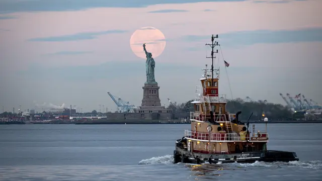 Patung Liberty dan Fenomena Keindahan Supermoon Terakhir di Tahun 2020