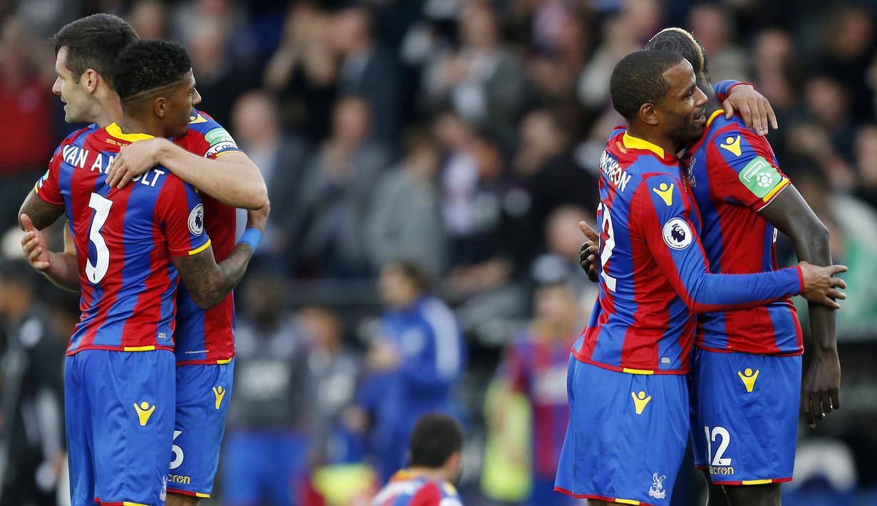 Para pemain Crystal Palace berpelukan setelah berhasil mengalahkan Chelsea pada laga Premier League di Stadion Selhurst Park, Sabtu (14/10/2017). Crystal Palace menang 2-1 atas Chelsea. (AFP/Ian Kington)