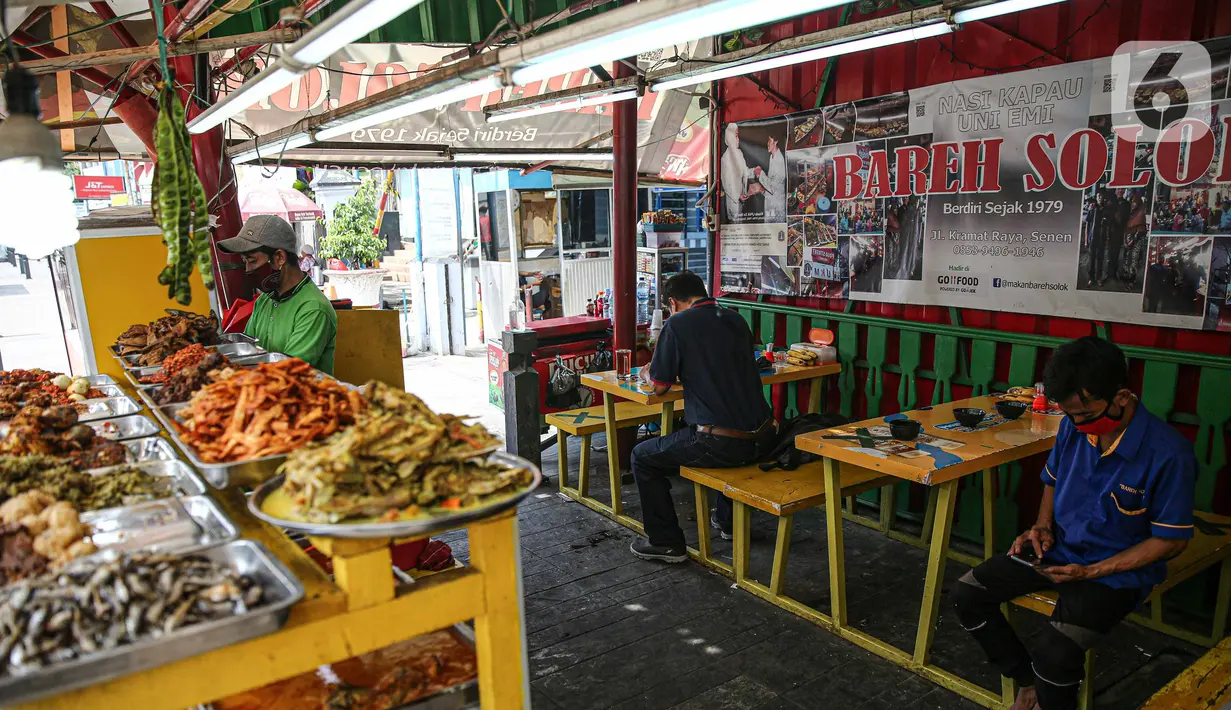 Suasana warung nasi kapau di kawasan Senen, Jakarta Pusat, Senin (19/10/2020). Pelonggaran pembatasan sosial berskala besar (PSBB) kembali ke fase transisi disambut baik oleh para pelaku usaha kuliner karena pengunjung dapat kembali bersantap di tempat. (Liputan6.com/Faizal Fanani)
