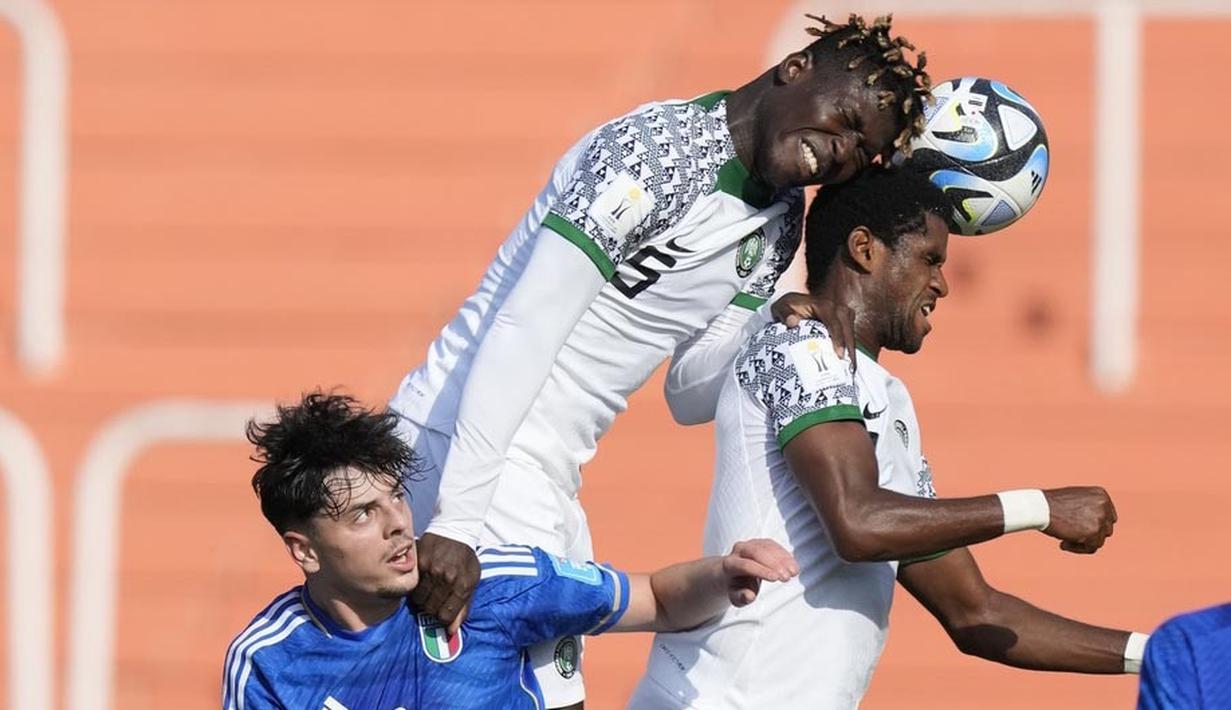 Pemain Nigeria, Solomon Agbalaka dan Abel Ogwuche duel udara dengan pemain Italia, Giuseppe Ambrosino, pada laga Grup D Piala Dunia U-20 2023 di Stadion Malvinas Argentina, Kamis (25/5/2023). Nigeria menang dua gol tanpa balas. (AP Photo/Natacha Pisarenko)