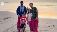 Anies Baswedan Nikmati Matahari Terbit di Pantai Teluk Penyu Cilacap. (dok.Instagram @aniesbaswedan/https://www.instagram.com/p/CNtPkMcg6Ka/Henry)