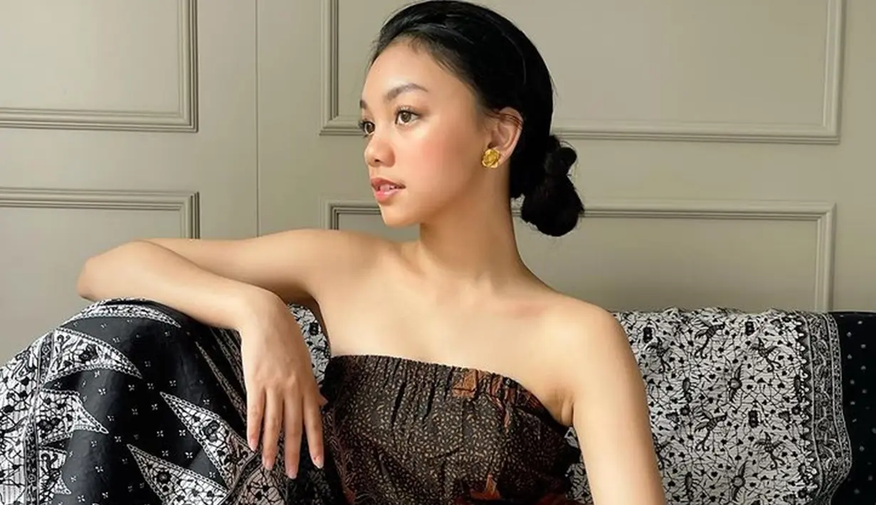 Meski terlihat sering mengenakan outfit yang fashionable, pemenang Penyanyi Anak Solo Wanita Terbaik ajang Anugerah Musik Indonesia 2016 itu begitu menawan kala mengenakan busana tradisional.(Liputan6.com/IG/@naura.ayu)