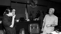 Dokumentasi tentang Menko Polkam Sudomo (kanan) saat dipotret Menteri Penerangan Harmoko sebelum berlangsungnya Sidang Kabinet Terbatas Bidang Ekuin di Bina Graha, Jakarta Rabu (4 Oktober 1989). (Antara)