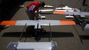 Sebuah drone TwinHawk disiapkan untuk uji coba demonstrasi 'Black Dart' di Naval Base Ventura County Sea Range, California, Jumat (31/7/2015). Demonstrasi tersebut untuk menguji coba 55 pesawat tanpa awak atau drone. (REUTERS/Patrick T. Fallon)