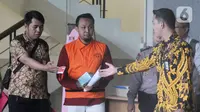 Direktur PT Navy Arsa Sejahtera, Mujib Mustofa (tengah) berjalan keluar usai menjalani pemeriksaan oleh penyidik di Gedung KPK, Jakarta, Jumat (22/11/2019). Mujib diperiksa sebagai tersangka dalam kasus suap kuota impor ikan tahun 2019. (merdeka.com/Dwi Narwoko)