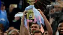 Gelandang Lazio, Senad Lulic memegang trofi Coppa Italia saat merayakan kemenangan timnya atas Atlanta pada akhir babak final di Stadio Olimpico, Roma, Rabu (15/5/2019). Lazio keluar sebagai juara Coppa Italia setelah mengalahkan Atalanta 2-0. (Vincenzo PINTO / AFP)