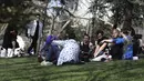 Orang-orang tanpa masker dan mengabaikan aturan jarak sosial, duduk di taman berjam-jam sebelum penguncian nasional, di Ankara, Rabu (21/4/2021). Turki terus mencatat rekor kematian harian COVID-19 tertinggi pada hari Rabu, dengan 362 kematian terdaftar dalam 24 jam terakhir. (AP/Burhan Ozbilici)