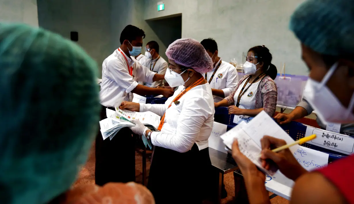 Para petugas Komisi Pemilihan Umum menghitung suara dalam pemilu multipartai di sebuah tempat pemungutan suara di Yangon, Myanmar, pada 8 November 2020. Myanmar sukses menyelesaikan pemungutan suara pemilu multipartai di seluruh negara tersebut pada Minggu (8/11) sore. (Xinhua/U Aung)