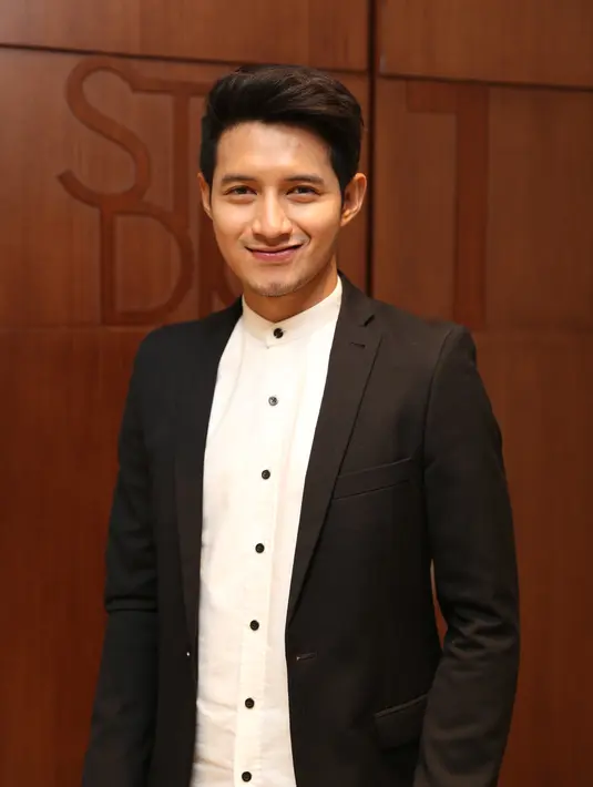 Selain Chand Kelvin dan Billy Syahputra, film ini juga dibintangi oleh Tarra Budiman, Enzy Storia, Mc Danny, Mongol Stres, Cut Memey dan Chika Waode. Film Warisan Olga mulai dirilis pada hari ini, 19 November 2015. (Andy Masela/Bintang.com)