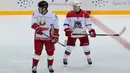 Presiden Rusia Vladimir Putin (kanan) dan Presiden Belarus Alexander Lukashenko (kiri) ikut serta dalam pertandingan hoki es di Shayba Arena, Resor Laut Hitam Sochi, Rusia, (15/2). (Sergei Chirikov / Pool / AFP)
