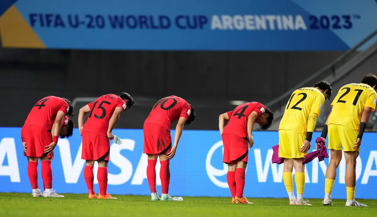 Pemain Korea Selatan U-20 membungkukan badan kearah penonton sebagai bentuk rasa terimakasih atas dukungannya di Piala Dunia U-20 2023 setelah mereka dikalahkan Timnas Italia U-20 dalam pertandingan semifinal yang digelar di Estadio Unico Diego Maradona, La Plata, Jumat (9/6/2023) pagi WIB. (AP Photo/Natacha Pisarenko)