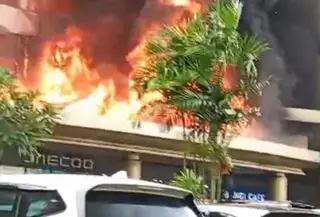 Kebakaran terjadi di Mal Ciputra Cibubur, Kota Bekasi, Selasa (17/2/2026) siang. (Foto: Tangkapan Layar Video)