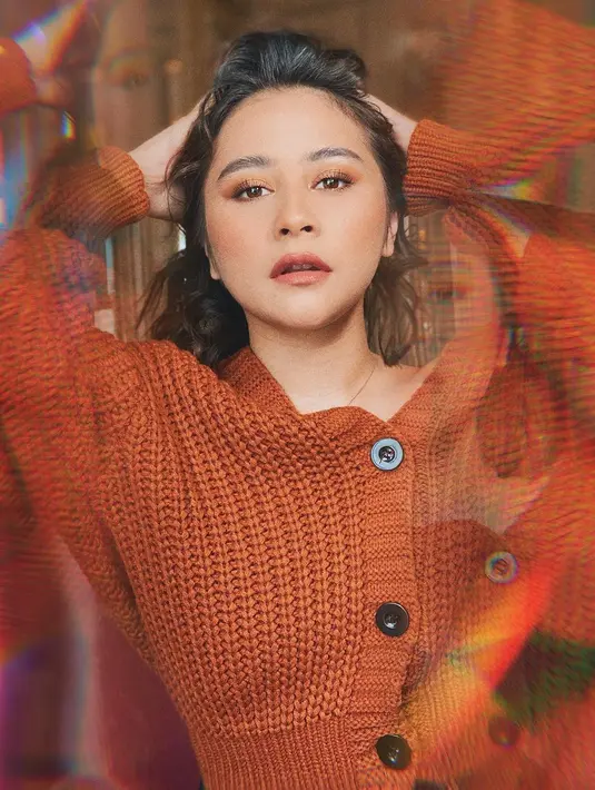 “Tapi yang paling penting itu nggak patriarki, jadi dia harus open minded, nggak boleh punya pemikiran, 'lo cewek, lo di rumah aja," jelasnya. (Instagram/prillylatuconsina96)