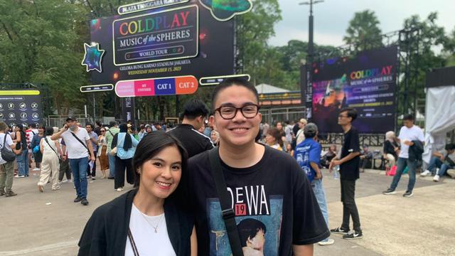 Umay Shahab dan pacarnya menyaksikan konser Coldplay