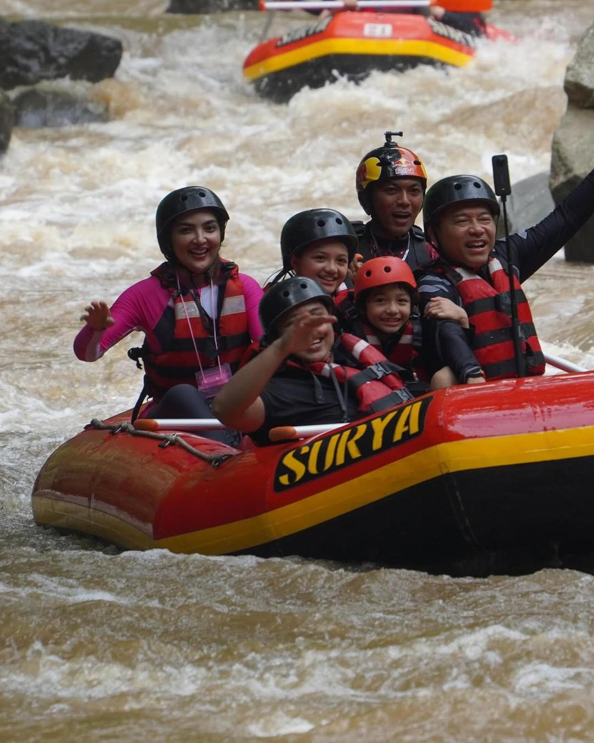 Momen Seru Liburan Keluarga Anang Hermansyah di Bali