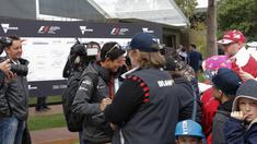 Video suasana di fans zone saat Rio Haryanto tiba di Sirkuit Albert Park, Sabtu (19/3/2016).