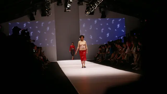 Rima Melati membawakan karya Iwet Ramadhan di JFW 2017.
