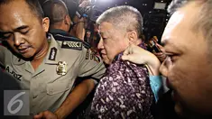Chairman Agung Sedayu Group Sugianto Kusuma alias Aguan berjalan dengan pengawalan seusai memenuhi panggilan KPK, Jakarta, Rabu (13/4). Usai diperiksa, Aguan enggan berkomentar terkait pemeriksaan yang dijalaninya. (Liputan6.com/Immanuel Antonius)