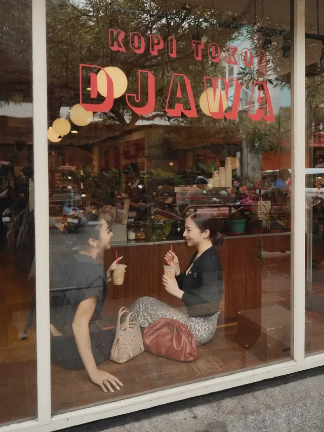 Naik Angkot Tetap Slay, Gaya Kompak Serba Hitam Duo Kakak-Adik Nikita Willy dan Winona Willy Saat Kulineran di Bandung