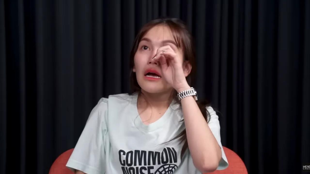 Ayu pun tak kuasa menitikan air mata saat teringat perjuangannya dulu.<br>