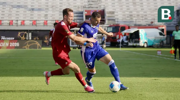 Pemain Persib Bandung, Balsa Sekulic (kanan), berusaha melepaskan diri dari kawalan gelandang Persija Jakarta, Stjepan Loncar (kiri), pada laga semifinal Piala Presiden 2026 di Stadion Kapten I Wayan Dipta, Gianyar, Bali, Selasa (4/8/2026). Balsa tampil agresif sepanjang pertandingan dan turut mencetak satu gol melalui titik penalti untuk membantu Maung Bandung menang 2-1 sekaligus memastikan langkah ke partai final. (Bola.com/Alit Binawan)