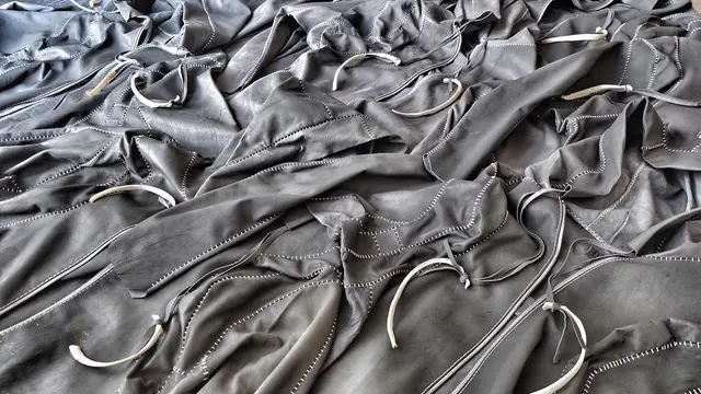 Jaket dari tulang iga manusia