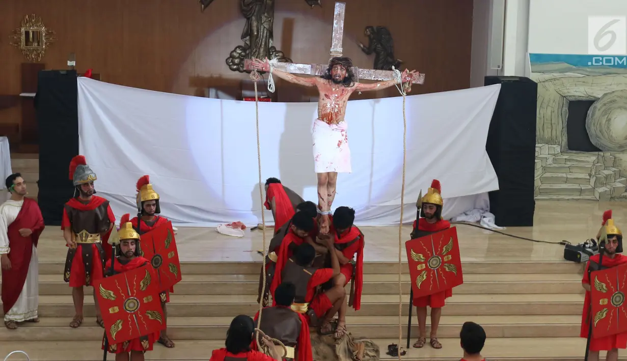 Tentara menyalibkan Yesus dalam teatrikal prosesi jalan salib di Gereja Santa Maria Regina Bintaro, Tangerang Selatan, Banten, Jumat (30/3). Prosesi ini bagian dari perayaan Paskah yang dirayakan umat Kristian. (Liputan6.com/Angga Yuniar)