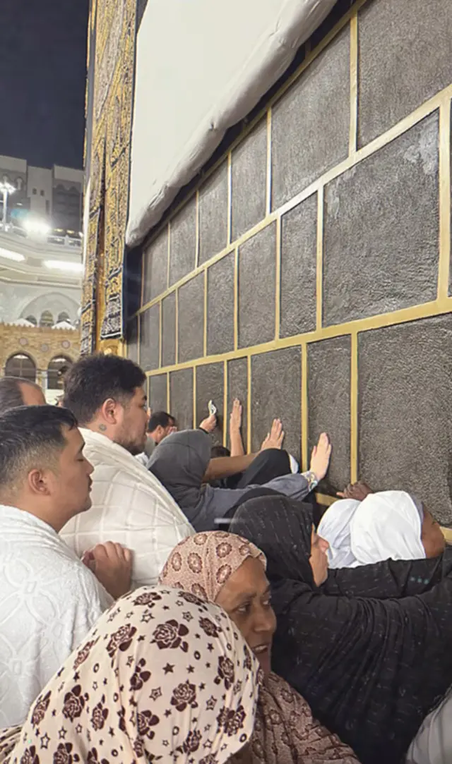 5 Potret Ivan Gunawan berjuang menyentuh Multazam Kabah, tempat mustajab untuk berdoa