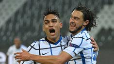 Pemain Inter Milan, Matteo darmian dan Lautaro Martinez, melakukan selebrasi usai mencetak gol ke gawang Borussia Moenchengladbach pada laga Liga Champions di Stadion Borussia Park, Rabu (2/12/2020). Inter Milan menang dengan skor 3-2. (AFP/ Ina Fassbender)