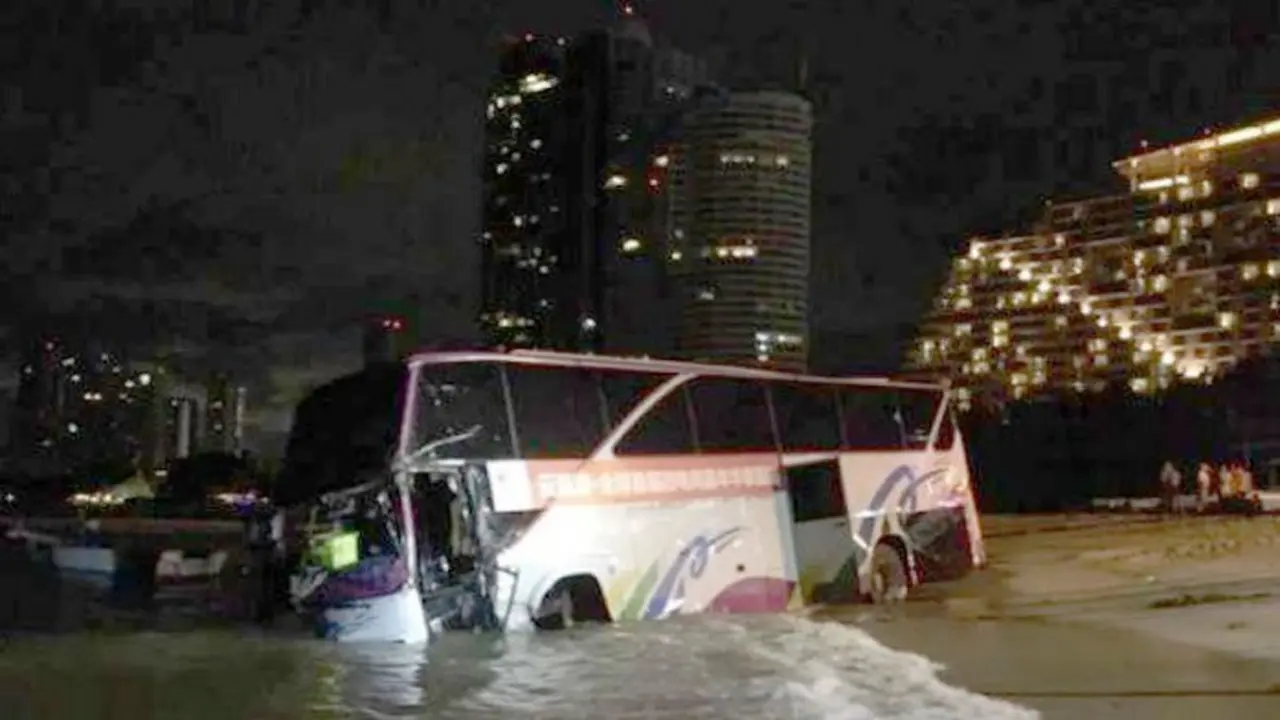 Bus turis China yang melaju ke laut Pattaya, Thailand. (Asia News Network)