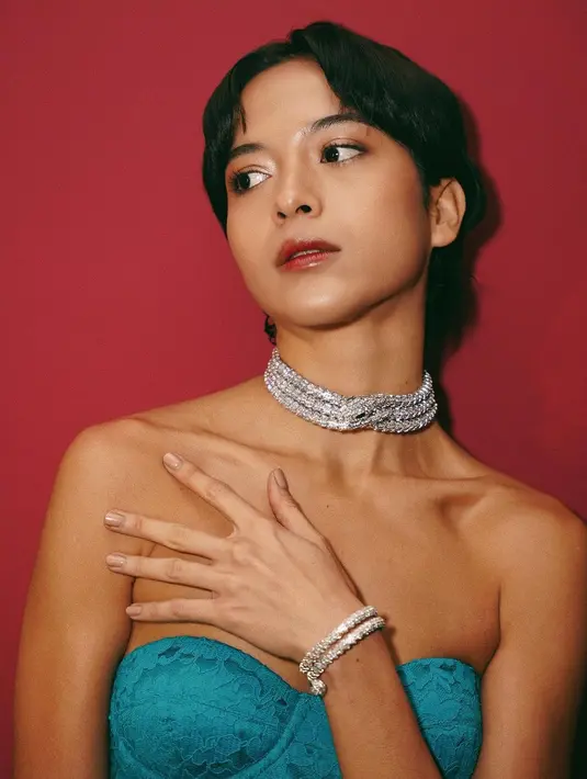 Gaya rambut bondol Putri Marino ini menjadi ikonis. Lantaran gayanya tetap terlihat menawan saat Putri Marino mengenakan outfit apapun. [Foto: Instagram/putrimarino]