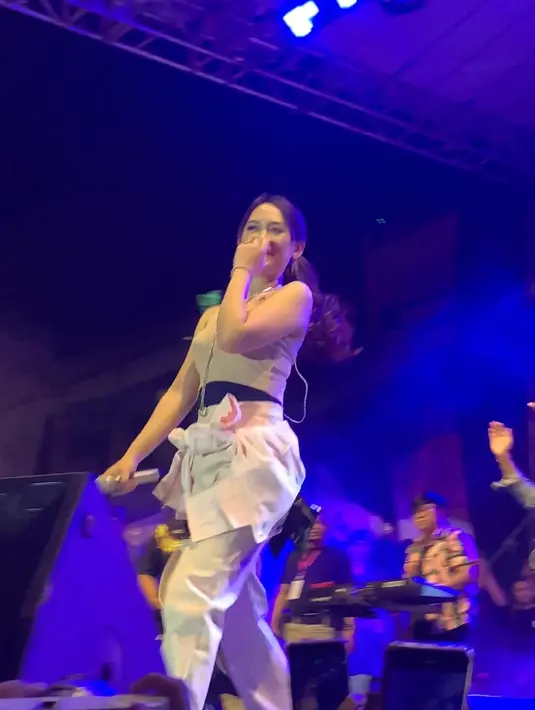 Baru-baru ini video manggung Happy Asmara kembali viral di media sosial. [TikTok.com/yudhaekchyn]