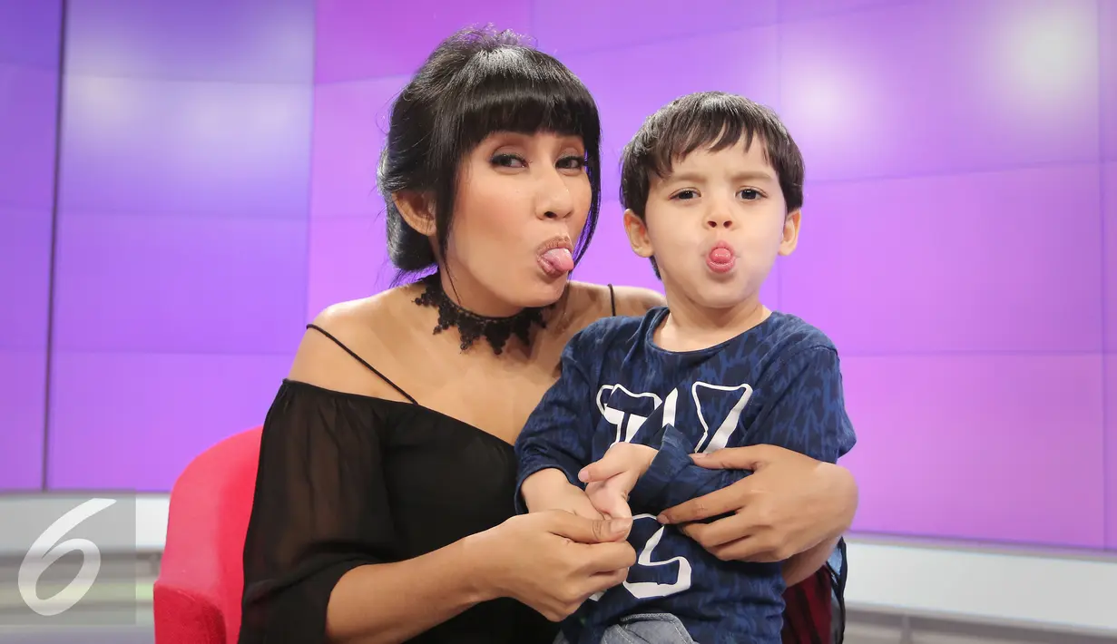Kekompakan berpose antara ibu dan anak saat acara Dear Haters, Jakarta, Kamis (31/3/2016). Nathan adalah anak hasil dari pernikahan Cut Memey dengan Paul Rowland, bule asal Kanada. (Liputan6.com/Angga Yuniar)