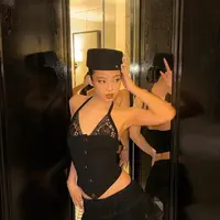 Rajutan dan bordir ala eropa timur jadi tren global terkini [@jennierubyjane].