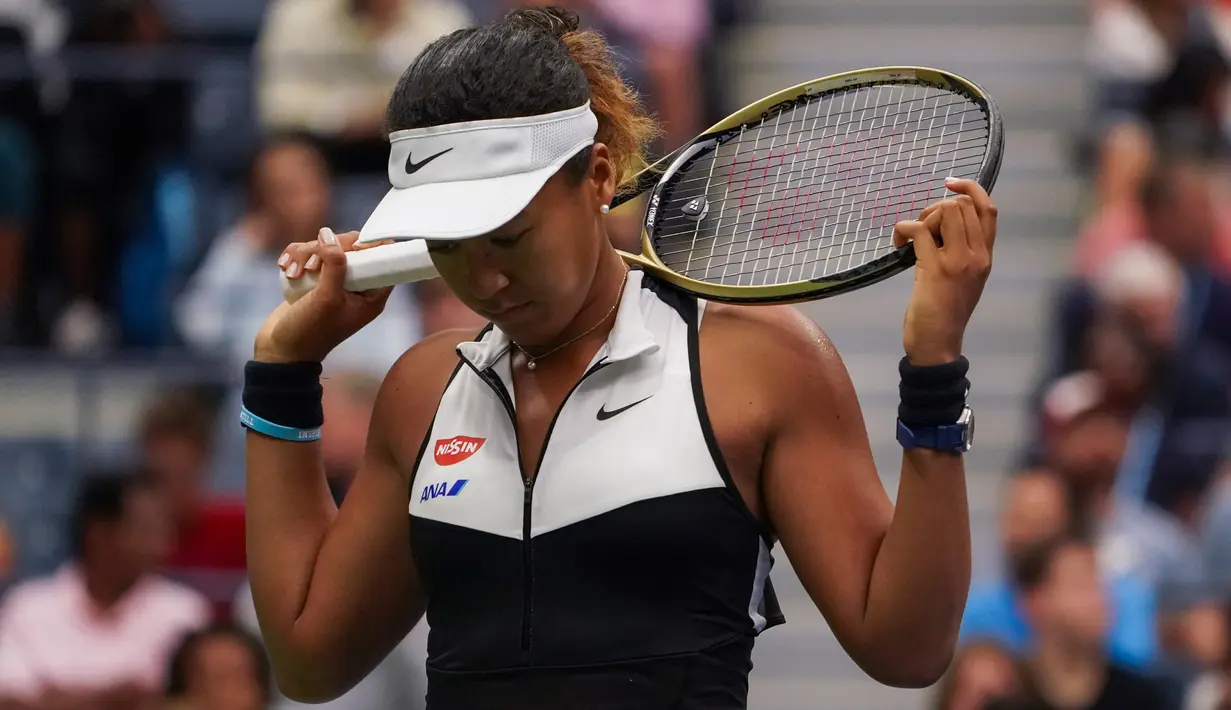 Reaksi petenis Jepang, Naomi Osaka saat melawan petenis Swiss, Belinda Bencic pada babak keempat turnamen AS Terbuka 2019 di Arthur Ashe Stadium, Senin (2/9/2019). Naomi Osaka tersingkir AS Terbuka setelah menyerah dalam tempo 1 jam 27 menit dengan skor 5-7 dan 4-6. (Kena Betancur/AFP)