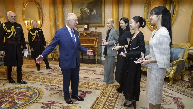 Blackpink dapat gelar kehormatan MBE dari Raja Charles III. (Victoria Jones/Pool Photo via AP)