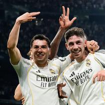 Pemain Real Madrid merayakan gol yang dicetak oleh Federico Valverde ke gawang Manchester City pada laga leg pertama babak 16 besar Liga Champions di Stadion Santiago Bernabeu (12/3/2026). (AP Photo/Jose Breton)