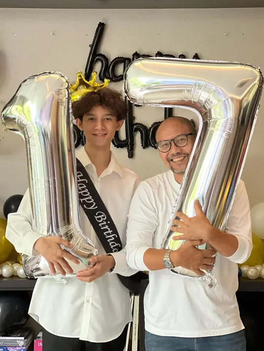 <p>Momen ulang tahun Rizky ke-17 ini seakan jadi bukti kedekatan Yoyo dan buah hatinya. Tak hanya dekat, ayah dan anak ini tampak kompak. [Foto: instagram/yoyoprasetyo29]</p>