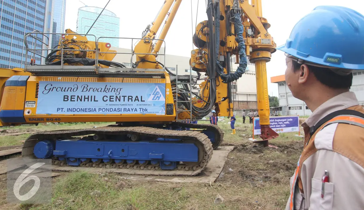 Pekerja mengawasi proses groundbreaking Pasar Bendungan Hilir di Jakarta, Rabu (26/10). Pasar tersebut akan dibangun dengan konsep modern yang terdiri dari beberapa bangunan yang terintegrasi dengan MRT. (Liputan6.com/Immanuel Antonius)