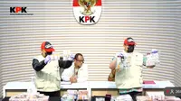 KPK menunjukkan barang bukti senilai Rp 5,47 miliar dari OTT KPK. (Liputan6.com/ Devira)