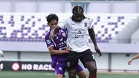 Aksi striker Persiba Balikpapan, Herman Dzumafo dalam laga play-off promosi Liga 3 Nusantara 2024/2025 melawan PSGC Ciamis di Stadion Indomilk Arena, Tangerang, Kamis (27/2/2025).