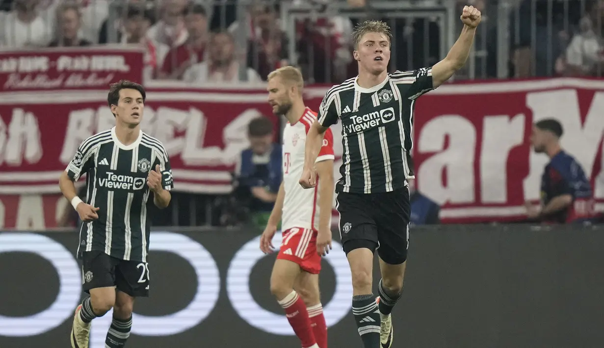Selebrasi striker Manchester United, Rasmus Hojlund setelah mencetak gol pertama timnya ke gawang Bayern Munchen pada laga matchday pertama Grup A Liga Champions 2023/2024 di Allianz Arena, Munich, Kamis (21/9/2023) dini hari WIB. (AP Photo/Matthias Schrader)