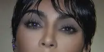Pendiri Skims ini tiba di Paris Fashion Week dengan potongan rambut pixie hitam ramping yang langsung mengingatkan kita pada ibunya yang ikonis, Kris Jenner. [Foto: Instagram/ Kim Kardashian]