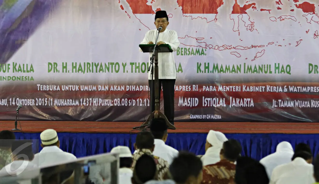 Wapres Jusuf Kalla memberikan sambutan dihadapan ratusan jamaah saat acara zikir dan tausiah akbar di Masjid Istiqlal, Jakarta, Rabu (14/10). Kegiatan tersebut dalam rangka menyambut Tahun Baru Islam 1437 Hijriyah. (Liputan6.com/Immanuel Antonius)