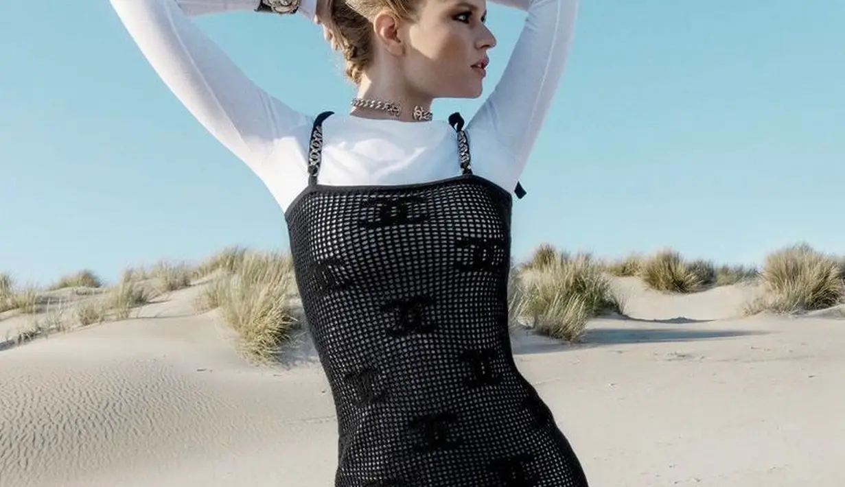 Semangat bebas ini juga bermanifestasi sebagai chokers dan Mary-Janes runcing perak yang menonjolkan pakaian tertentu. Koleksi Cruise 2021/22 dapat ditemukan di butik mulai 9 November. (Dok/Chanel).