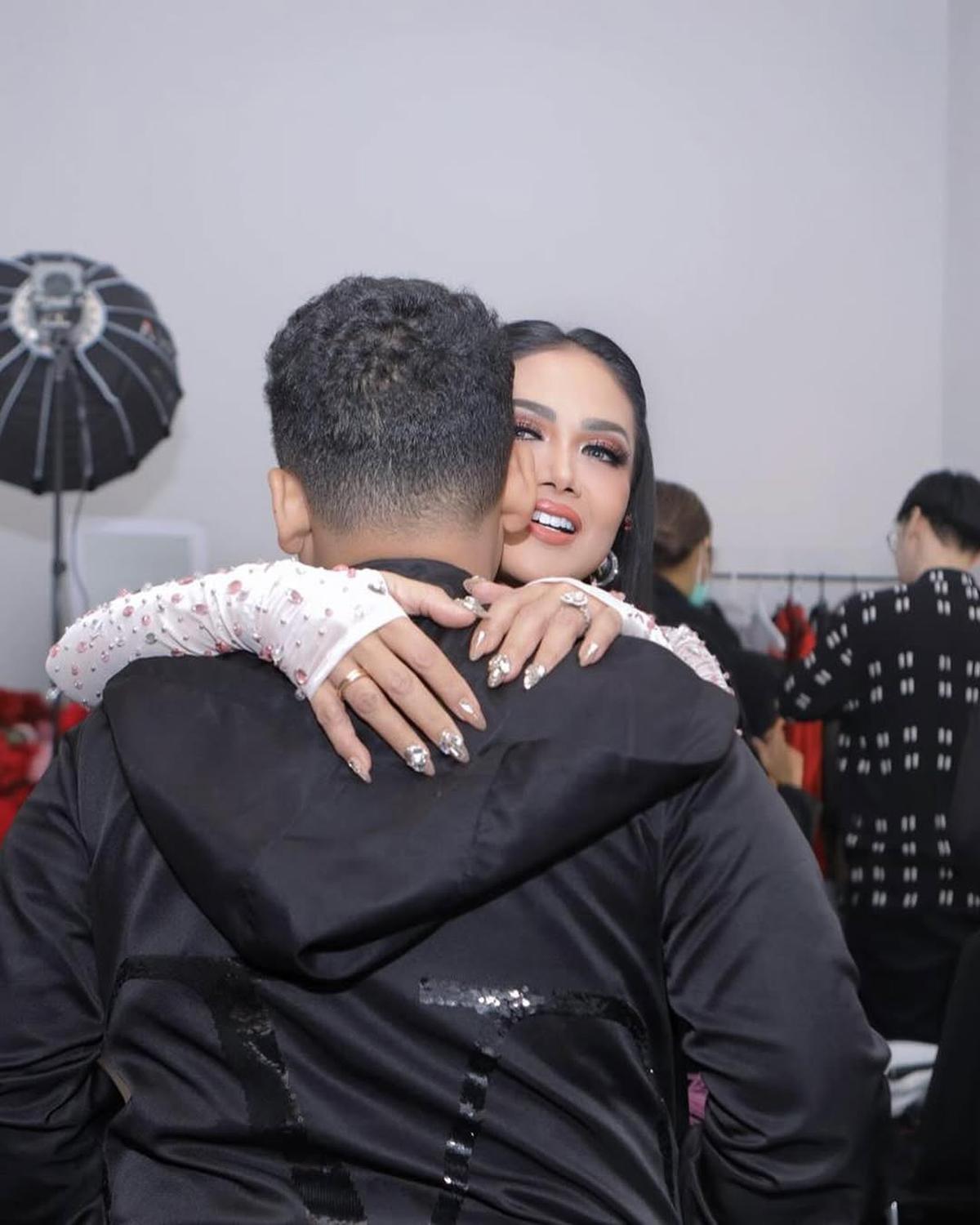 Potret Krisdayanti Dapat Dukungan Keluarga Tercinta Sebelum Konser Super Diva